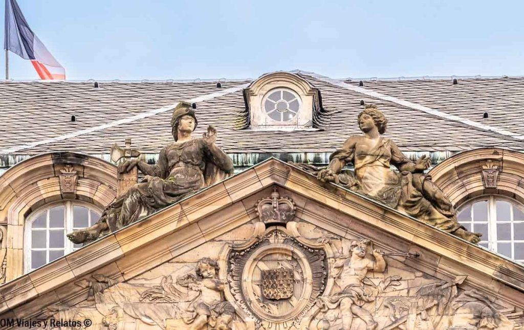Detalle de esculturas en un edificio histórico, ideal para completar la ruta de que ver en Estrasburgo en un día.