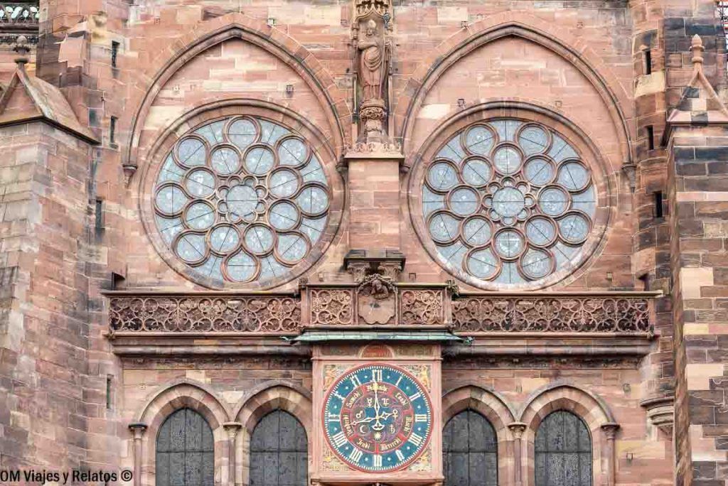 Reloj astronómico y rosetones en la fachada de la catedral, imprescindible si buscas que ver en Estrasburgo en un día.