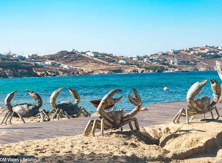 Cangrejos decorativos junto al mar en Mykonos, una escena original cerca de una de las mejores playas de Mykonos.