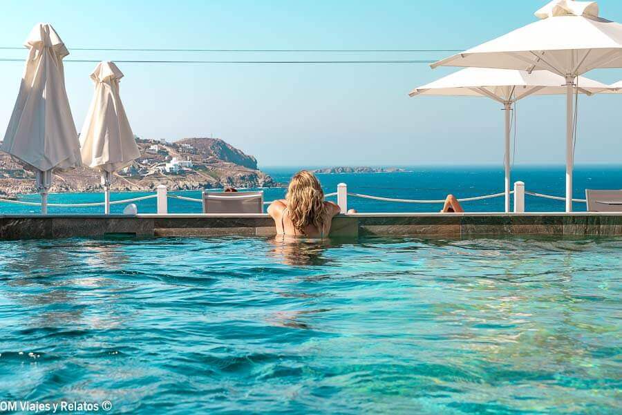 Foto mía en mí hotel de Mykonos con piscina y vistas al mar, cerca de algunas de las mejores playas de Mykonos.