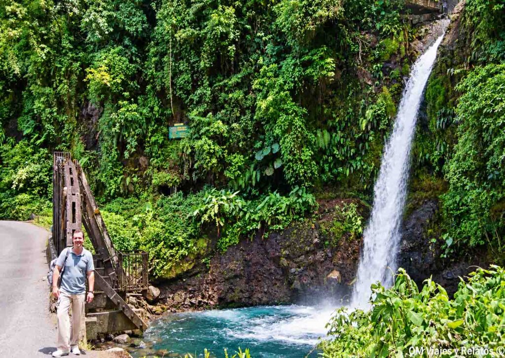 JC junto a una cascada durante nuestra ruta en coche por Costa Rica