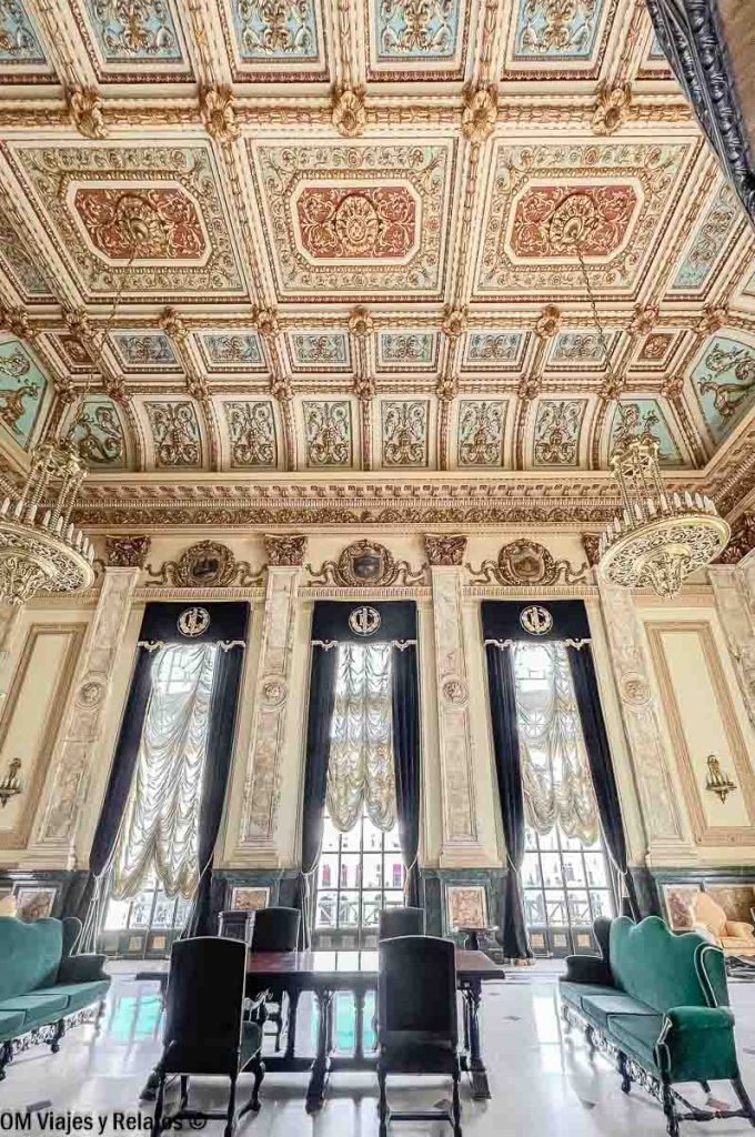 Sala histórica con techo decorado al visitar el Capitolio de La Habana.