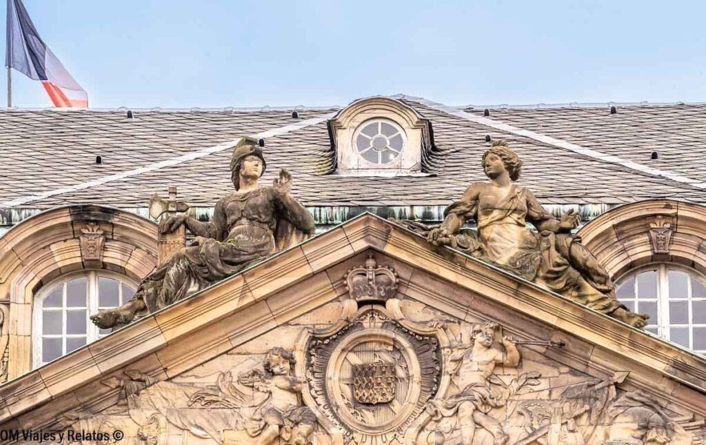 Detalle de un edificio histórico en el centro, útil como referencia al planificar como llegar a Estrasburgo.