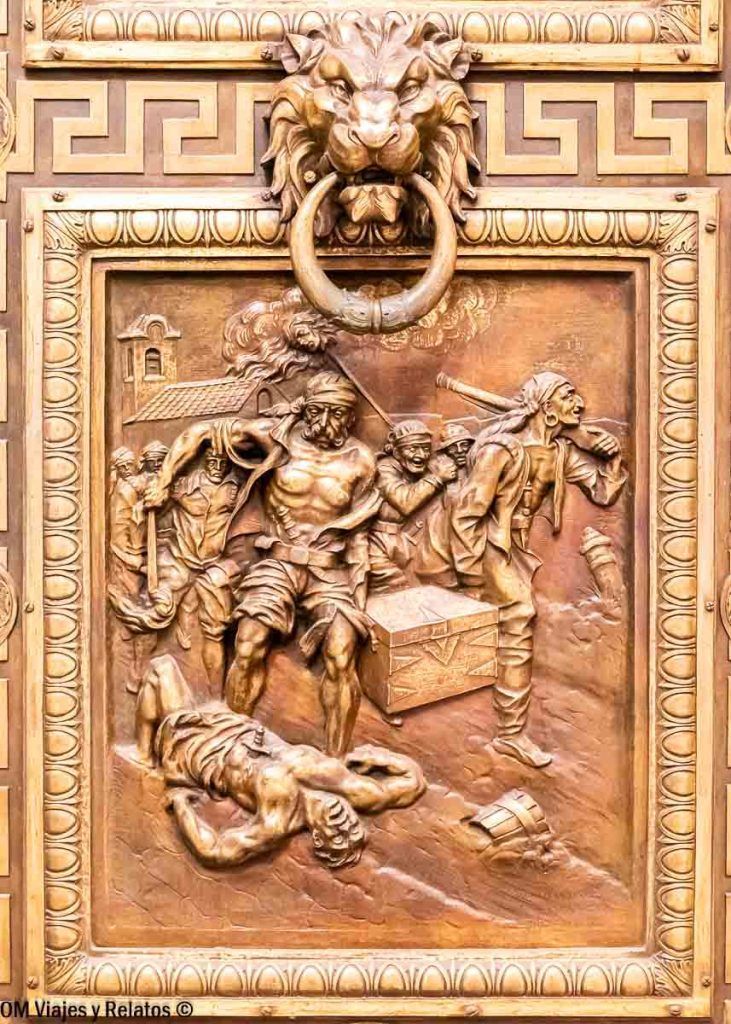 Detalle en relieve de una puerta con aldaba de león durante una visita al Capitolio de La Habana.