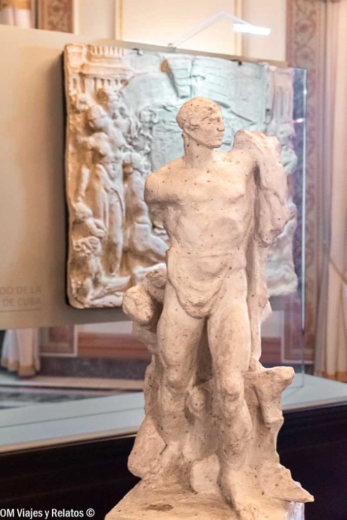 Escultura de mármol expuesta en una sala durante una visita al Capitolio de La Habana.