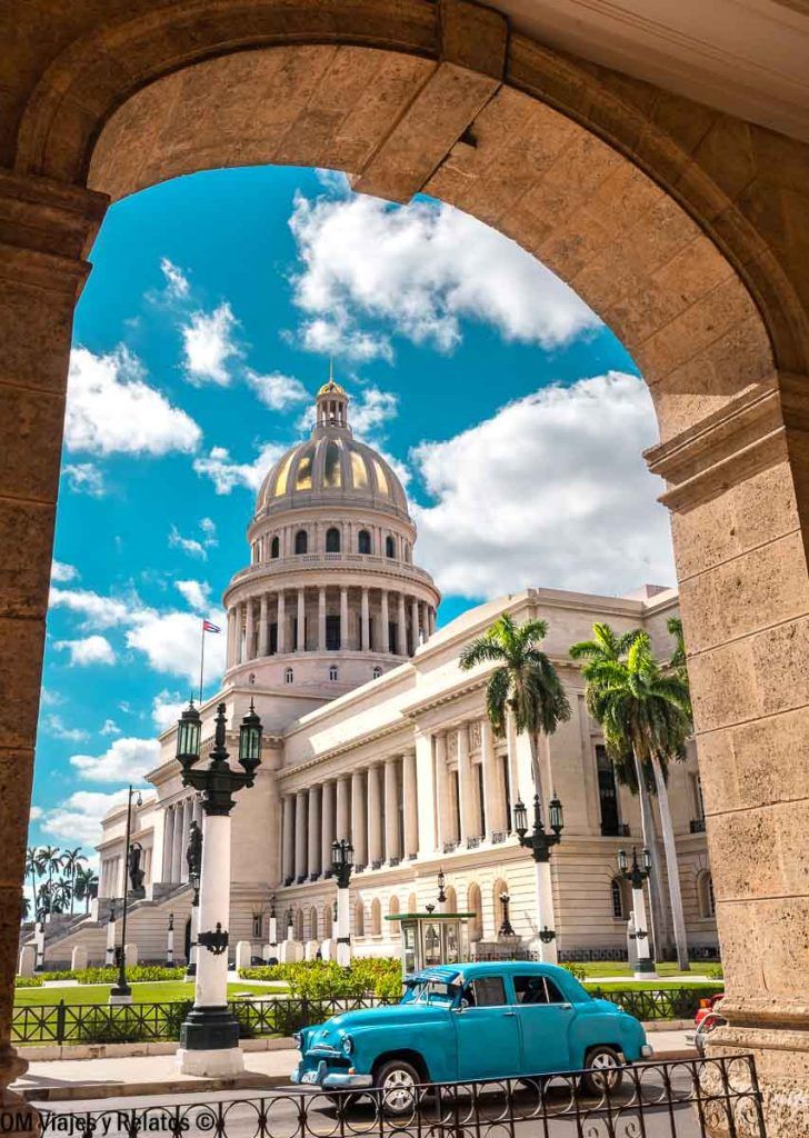 Fachada del Capitolio de La Habana con coche clásico azul al visitar el Capitolio de La Habana.