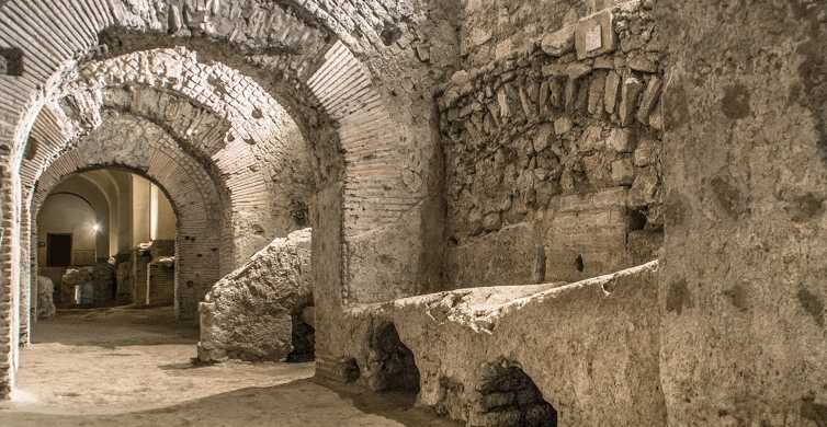 Galerías de Nápoles subterránea con arcos de piedra y muros antiguos, una visita diferente que ver en Nápoles en 2 días.