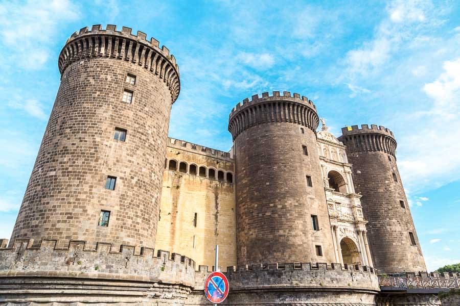 Fachada de Castel Nuovo en Nápoles, uno de los monumentos imprescindibles que ver en Napoles en 2 días.