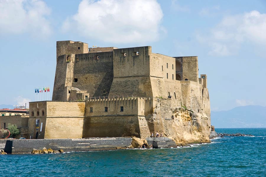 Castel dell’Ovo junto al mar en Nápoles, una de las visitas imprescindibles que ver en Nápoles en 2 días.