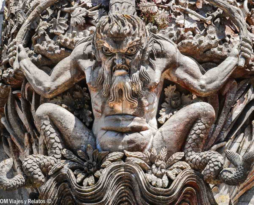 Escultura de piedra con figura fantástica en Sintra, uno de los detalles más curiosos que ver en Sintra en un día.