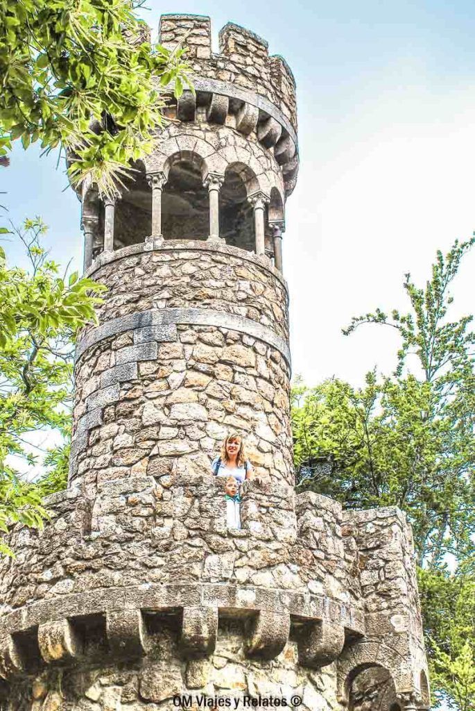 Una servidora y mi hijo asomados a una torre de piedra en Sintra, una imagen con encanto de los rincones que ver en Sintra en un dia.