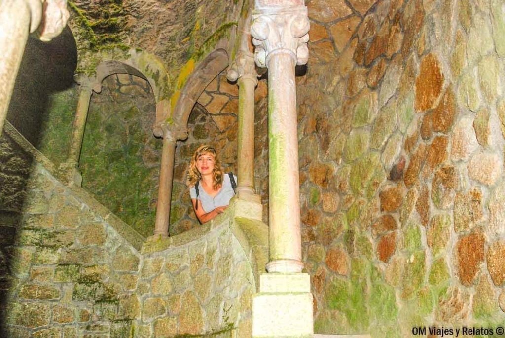 Servidora en una escalera de piedra dentro de un pasadizo subterráneo en Sintra, uno de los rincones más curiosos que ver en Sintra en un dia.