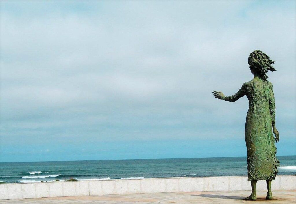 Monumento a la Madre frente al mar en Gijón, una parada emotiva en una ruta por el norte de España en coche.