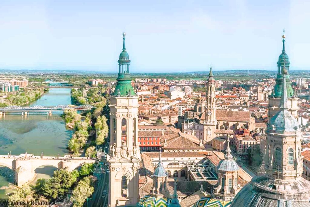 Que ver en Zaragoza y alrededores: vistas panorámicas de Zaragoza desde las torres de la Basílica del Pilar junto al río Ebro.