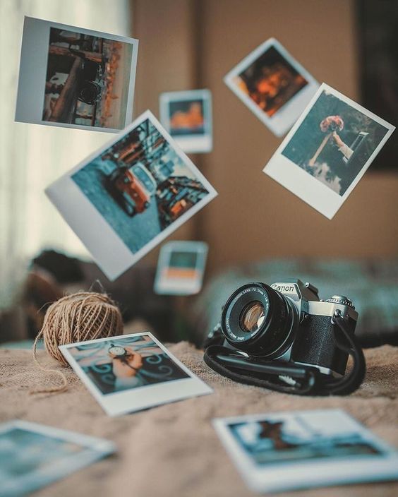 Cámara de fotos y recuerdos de viaje, una imagen inspiradora para hablar sobre si es obligatorio el seguro de viaje para ir a Europa.
