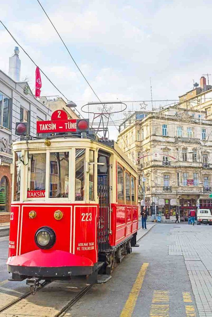 Tranvía rojo histórico en la Avenida Istiklal, uno de los lugares imprescindibles que ver en Estambul en 2 días.