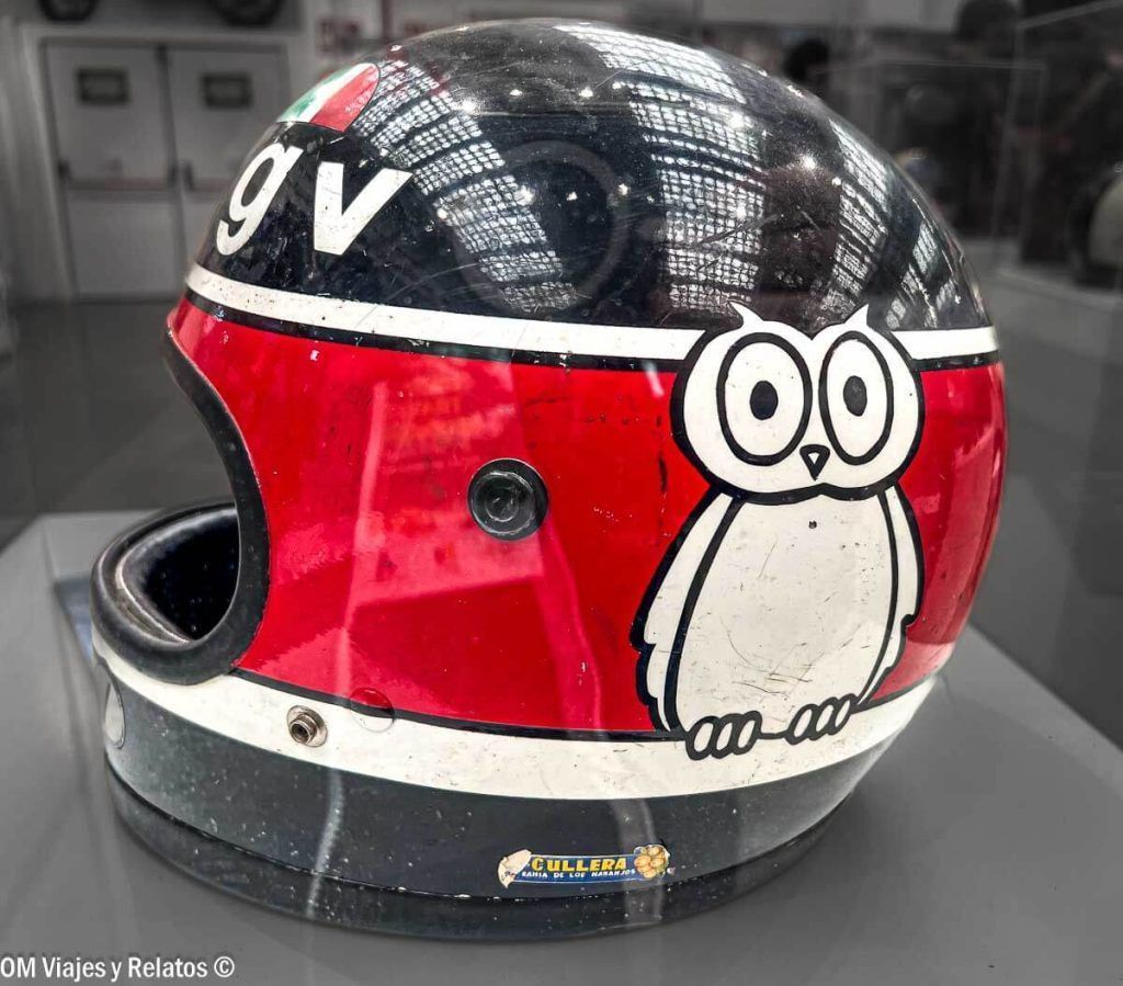 Casco de moto vintage rojo y negro con un dibujo de búho, expuesto en el Museo de la Moto de Madrid, una visita divertida para ir con niños.