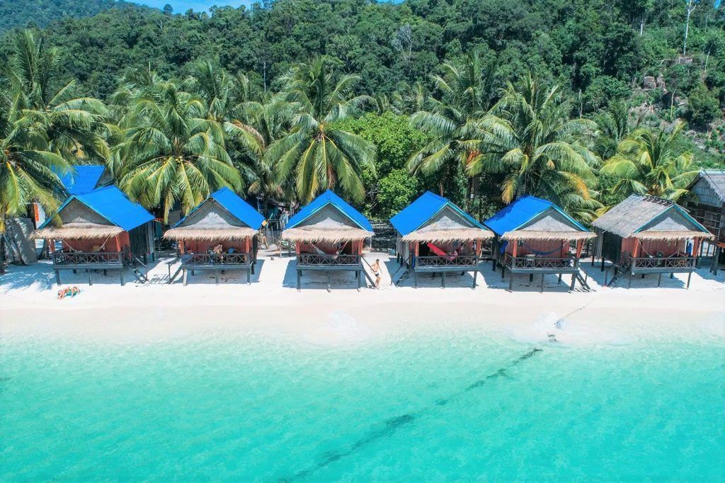 Bungalows frente al mar en la isla de Koh Rong, con arena blanca y aguas cristalinas, uno de los paraísos que ver en Camboya.