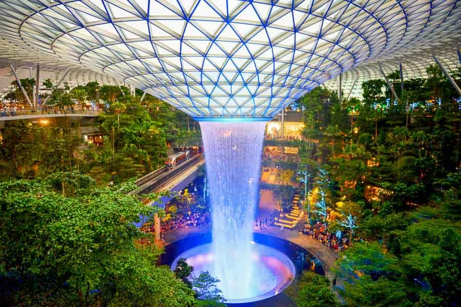 Rain Vortex en el aeropuerto Jewel Changi de Singapur, con cascada interior iluminada y jardín tropical, una visita sorprendente que ver en Singapur en 2 dias.