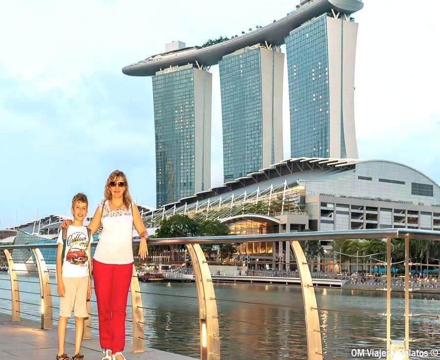Mi hijo y yo frente al Marina Bay Sands, una imagen ideal para ilustrar internet en Singapur.