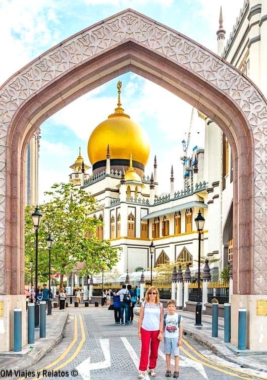 Foto mía y de mi hijo frente a la Mezquita del Sultán en el barrio árabe, una visita imprescindible que ver en Singapur en 2 dias.