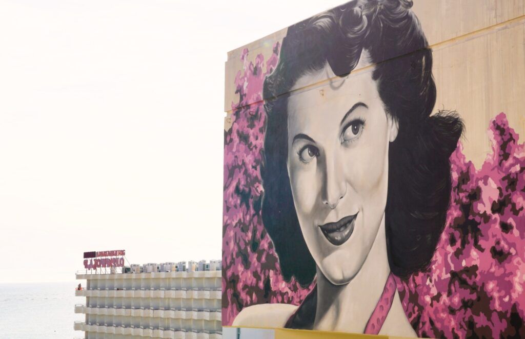 Mural de Street art en Torremolinos con retrato femenino, una propuesta original para descubrir que hacer en Torremolinos.