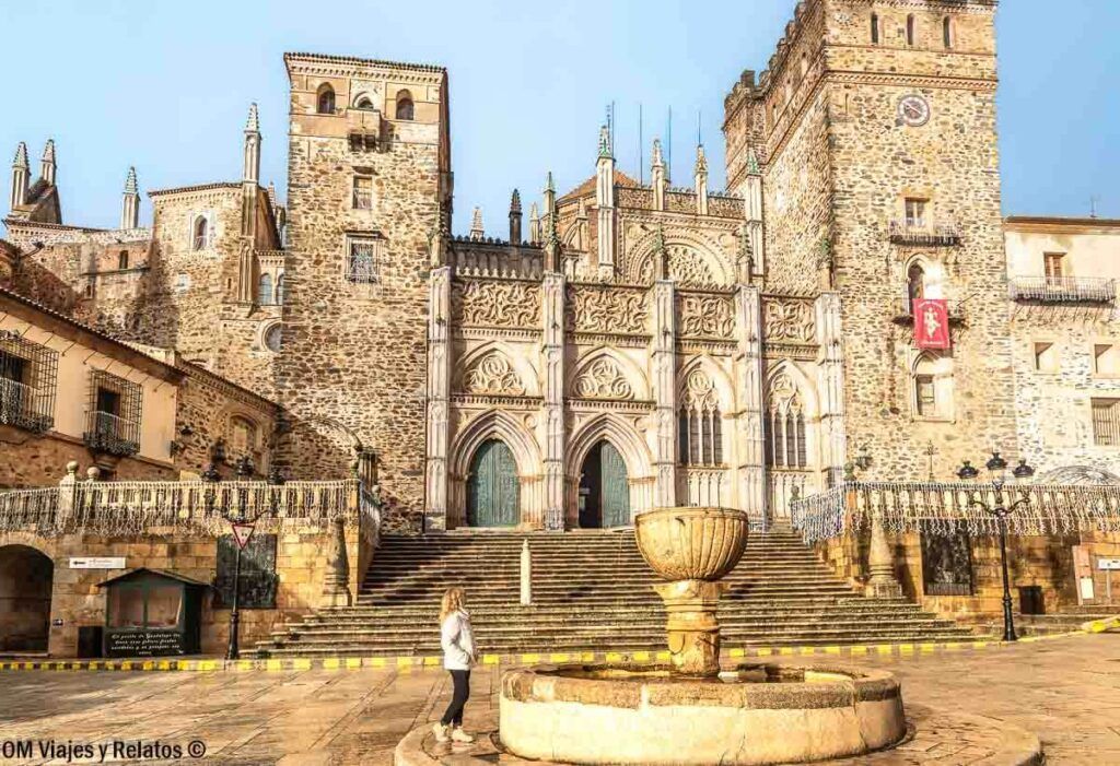 Una servidora en la plaza Mayor de Trujillo con la iglesia de Santa María y viajera frente a la escalinata, parada imprescindible en pueblos más bonitos de Cáceres.