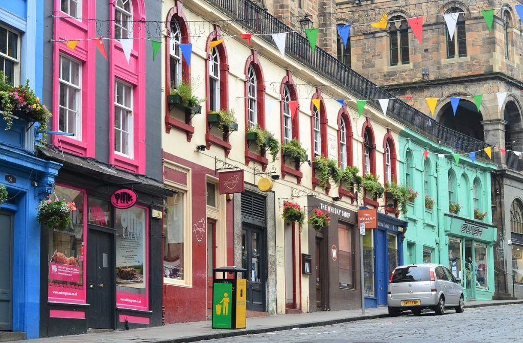 Fachadas coloridas de Victoria Street, una calle vibrante y llena de tiendas que ver en Edimburgo en 4 días.