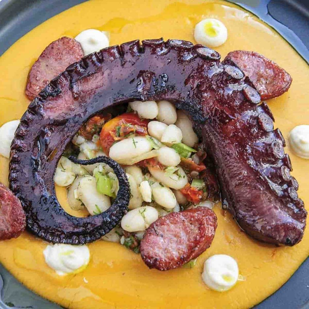 Plato de pulpo gourmet servido en el restaurante Barriello de Milos, una propuesta deliciosa donde comer en Milos.
