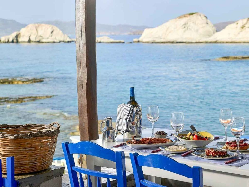 Mesa junto al mar en el restaurante Medusa de Milos, uno de los lugares más recomendables donde comer en Milos.