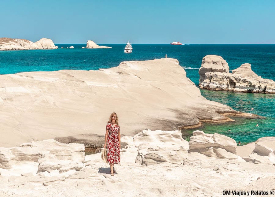 Foto mía en Sarakiniko, Milos, uno de los paisajes más bonitos cerca de varios lugares donde comer en Milos.