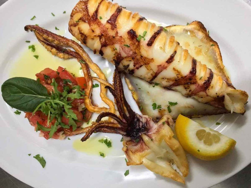Calamar a la plancha en el restaurante Rakomelo de Pollonia, una propuesta deliciosa donde comer en Milos.