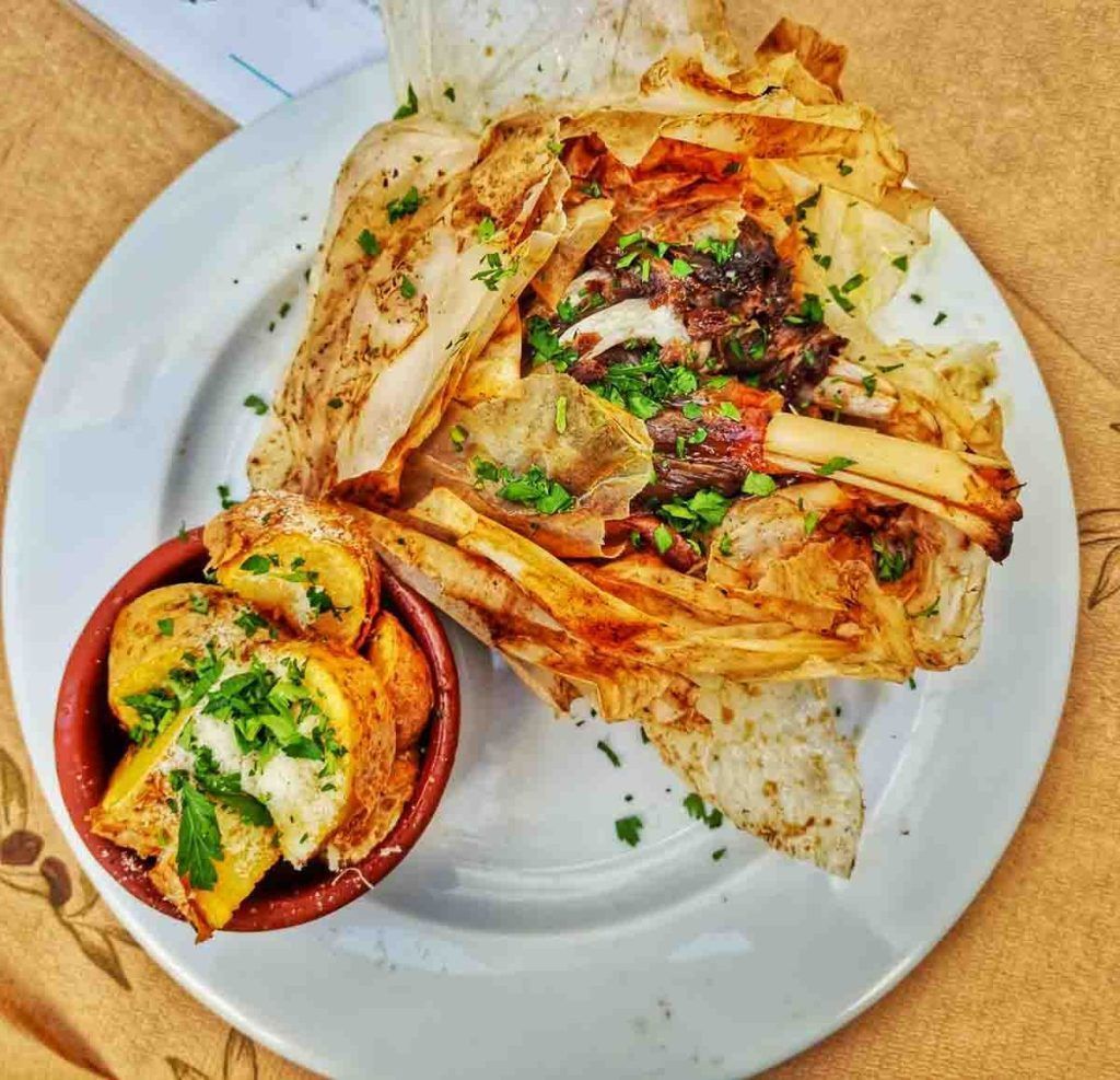 Plato tradicional del restaurante Avli en Plaka, una parada gastronómica con encanto donde comer en Milos.