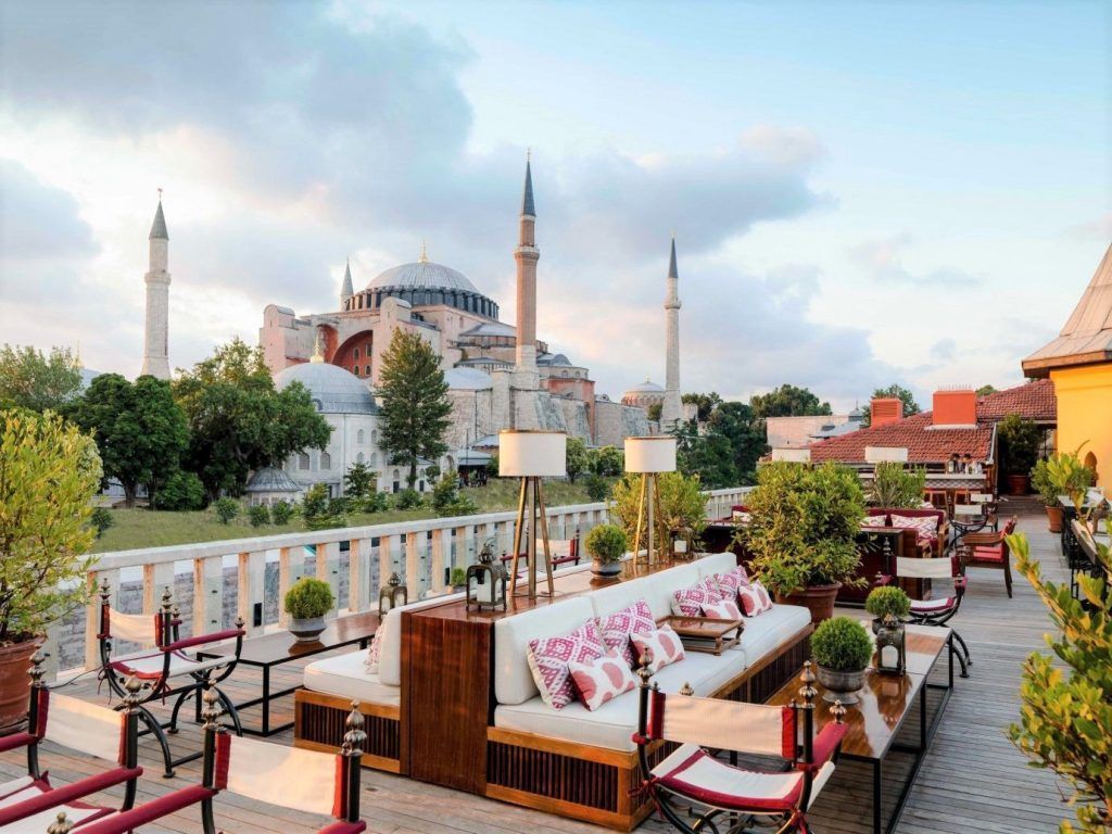 Terraza de hotel en Sultanahmet con vistas a Santa Sofía, una de las zonas más especiales donde alojarse en Estambul.