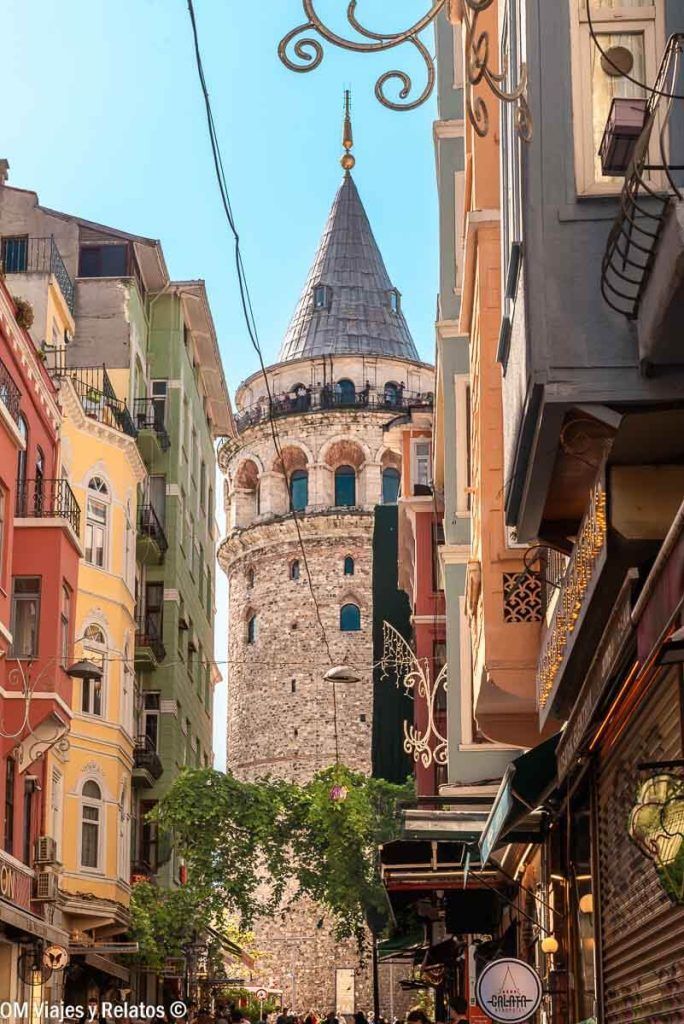Vista de la Torre Gálata desde las calles del barrio de Beyoğlu, uno de los lugares más emblemáticos que ver en Estambul en 2 días.