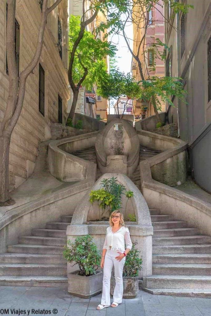 Foto mía en una escalinata del barrio de Taksim, una zona animada y céntrica donde alojarse en Estambul.