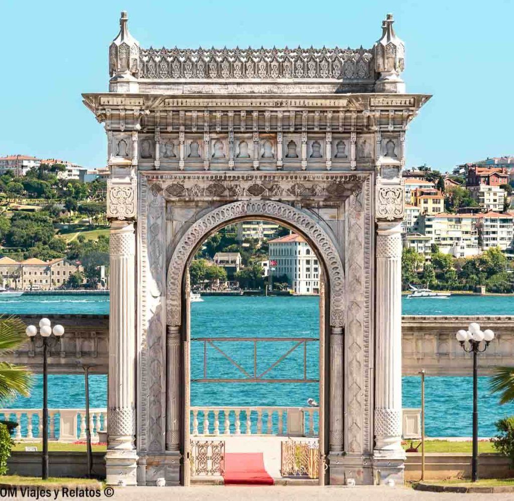 Palacio de Dolmabahçe junto al Bósforo, una zona elegante y bien conectada donde alojarse en Estambul.