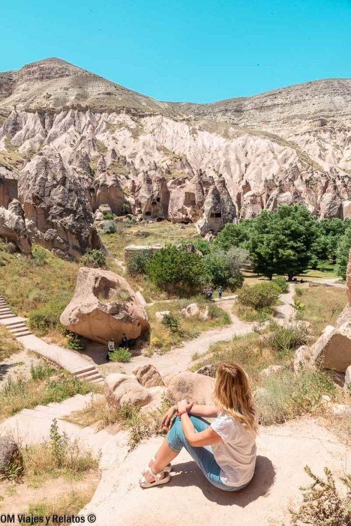 Servidora sentada en un mirador contemplando el valle de Capadocia, perfecta para inspirarte mientras decides como ir de Estambul a Capadocia.