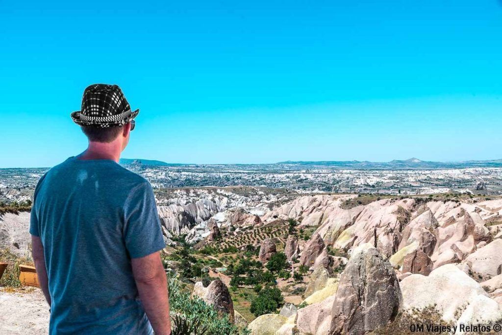 JC disfrutando del paisaje de Capadocia desde un mirador, después de organizar como ir de Estambul a Capadocia.
