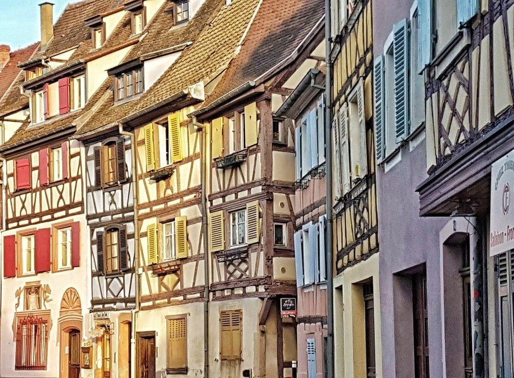 Casas tradicionales de entramado de madera en el centro histórico de Colmar, una zona con mucho encanto para descubrir donde comer en Colmar.