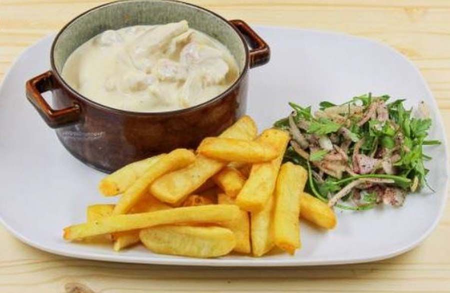 Escalope a la crema con patatas fritas y ensalada en Sahmeran, un plato contundente y sabroso si buscas donde comer en Colmar.