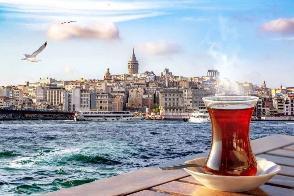 Té turco frente al Bósforo con vistas a la Torre de Gálata, una zona con encanto donde alojarse en Estambul.