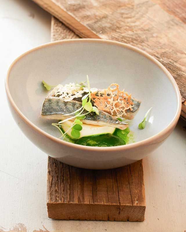 Plato de pescado de autor con crema y brotes verdes en L’Arpège, una propuesta gourmet si buscas donde comer en Colmar.