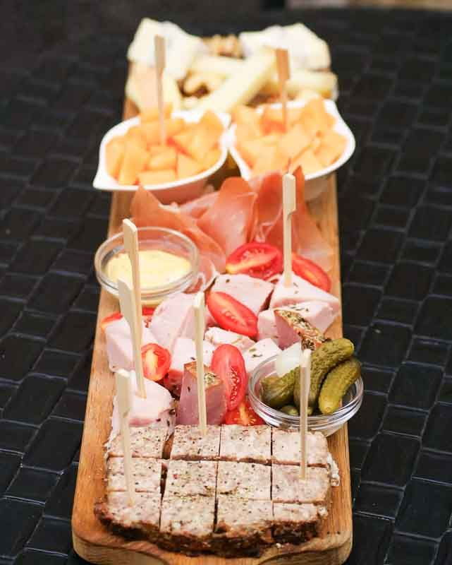 Tabla de embutidos, patés, quesos, pepinillos y aperitivos en Le Mayor, una opción típica y sabrosa si buscas donde comer en Colmar.