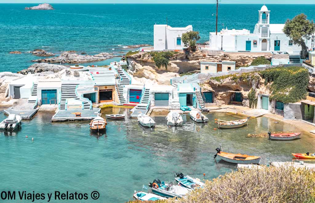Pueblo costero de Klima en Milos con casas de colores y barcas, lugar bonito que ver cerca de Atenas.