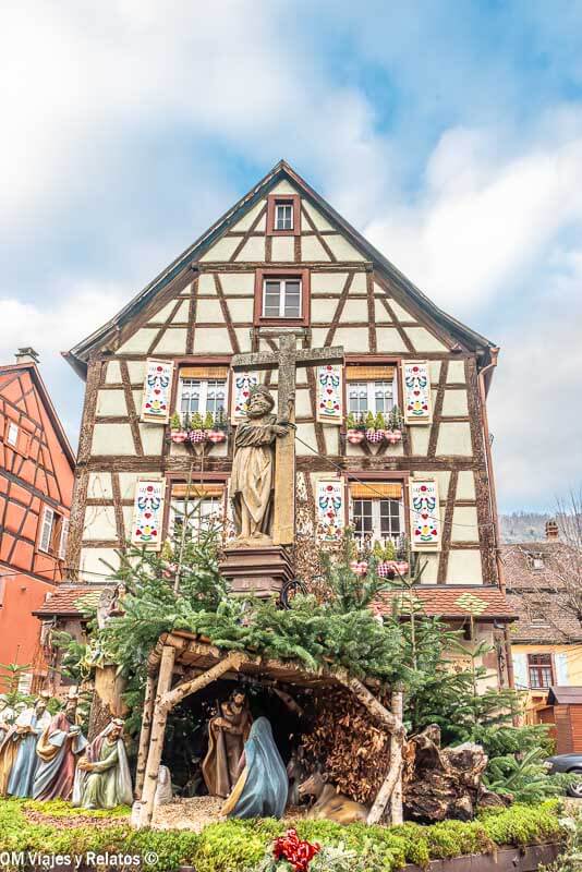 pintoresca-casa-de-madera-con-la-Fuente-de-San-Constantino-al-frente-Kaysersberg