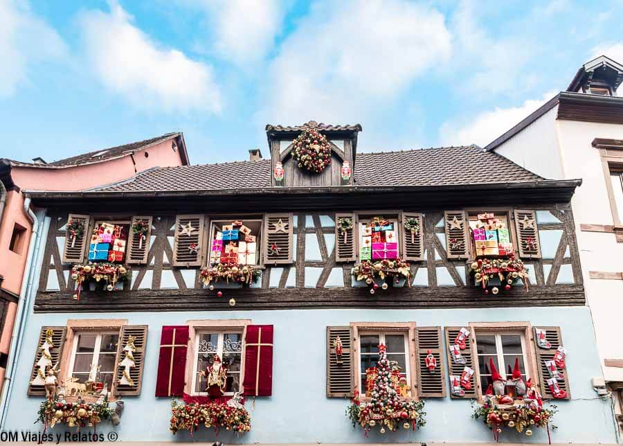 foto-de-balcones-adornados-navidad-en-Kaysersberg-que-tomamos-durante-nuestra-visita