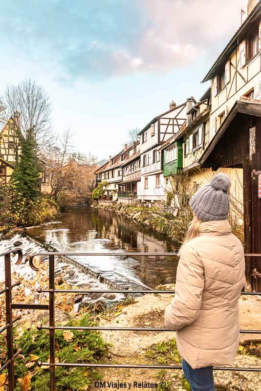 foto-mia-mirando-uno-de-los-rinconces-mas-bonitos-de-Kaysersberg-en-Alsacia