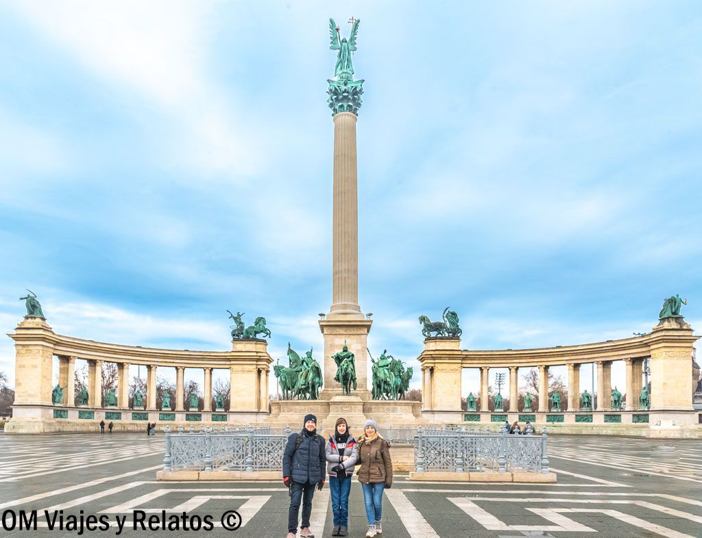foto nuestra familiar en la Plaza de los Héroes de nuestro viaje a Budapest en Navidad