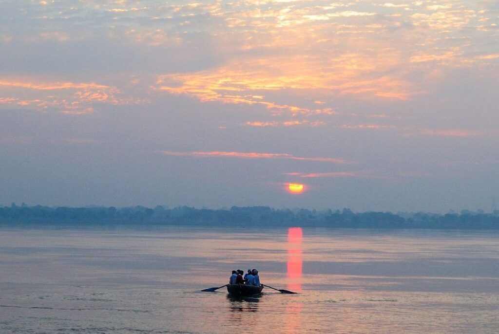 Barca navegando al amanecer por el río Ganges, una experiencia espiritual e inolvidable para incluir en los consejos para viajar a la India.